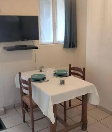 Rez-de-chaussee Avec Cour Apartment *