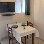 Rez-de-chaussee Avec Cour Apartamento *