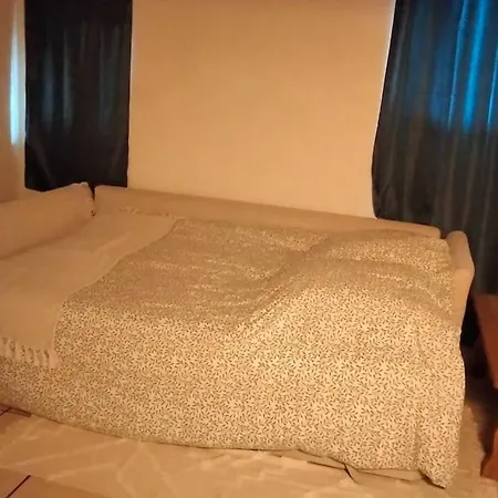 Rez-de-chaussee Avec Cour Lägenhet